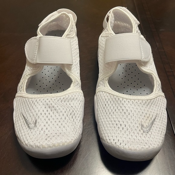 New Nike Air Rift Triple White Sandals Shoes Size US 6.5 W / 5Y - Picture 3 of 12